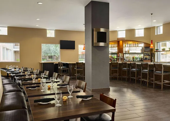Hotel Wyndham Phoenix Airport - 3*